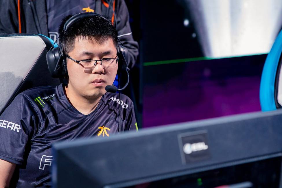 Former LoL Pro Claims Dota 2 Pros Are Absolutely Unprofessional
